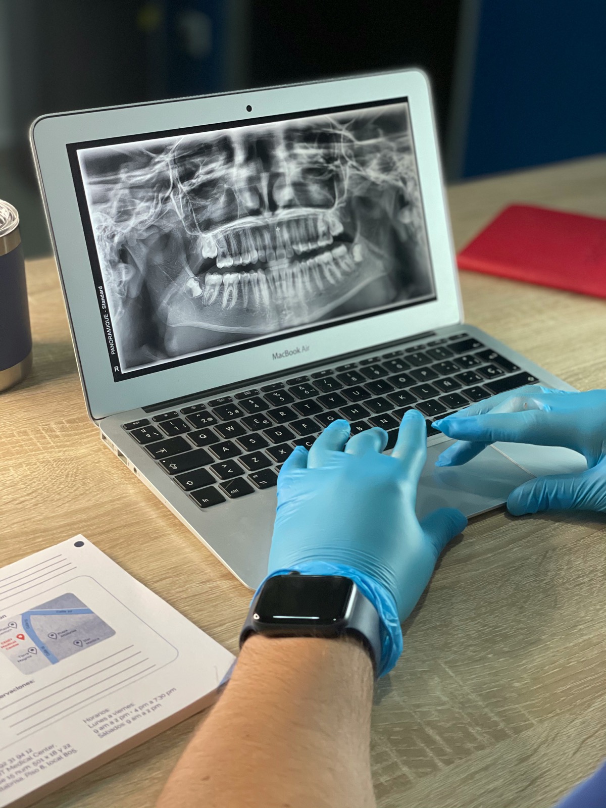 Radiografía panorámica dental en la pantalla de una laptop